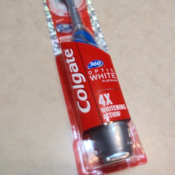Colgate 360 Optic White Powered Toothbrush - set of 2 - Picture 2 of 7